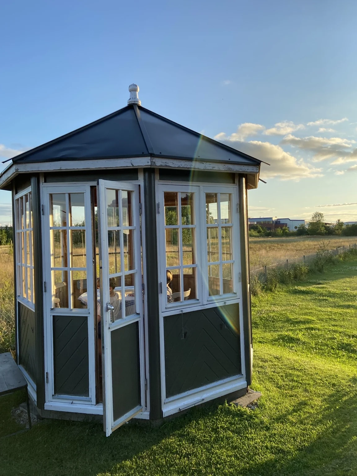 Eigener Pavillon und kleiner Garten – 1