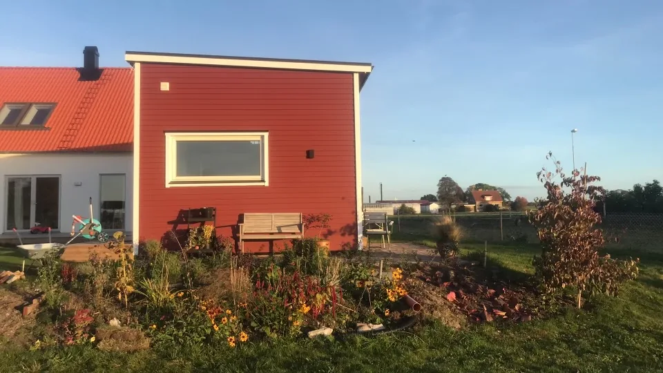 Gästhus och trädgård